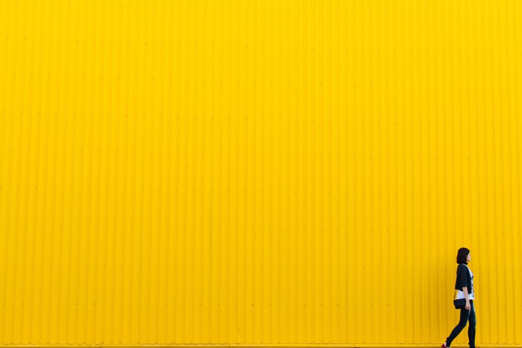 ヒールで歩くと音が気になる時の対策方法は？