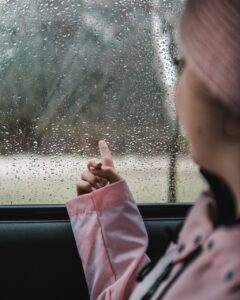 パンプスが脱げるのを防ぐ方法にはどんな対策がある？